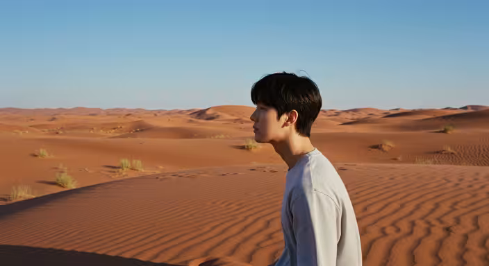 붉은-모래-사막을-보는-남자