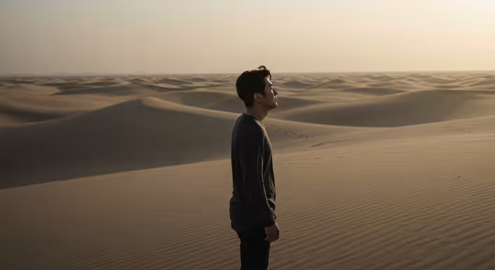 광활한-사막을-보고-있는-남자