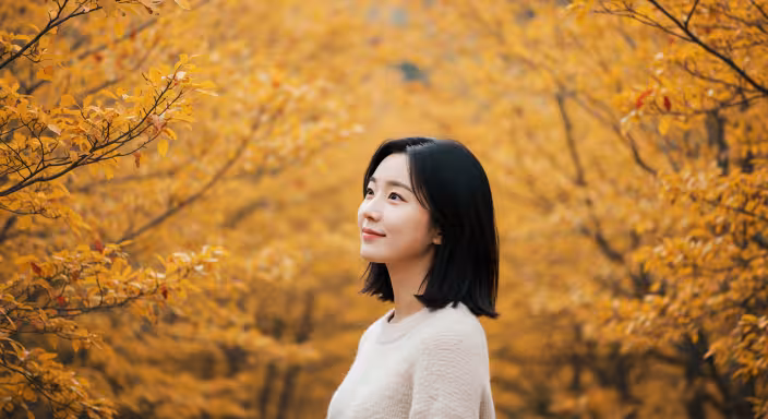 황금빛-가을-숲을-보며-미소짓는-여자